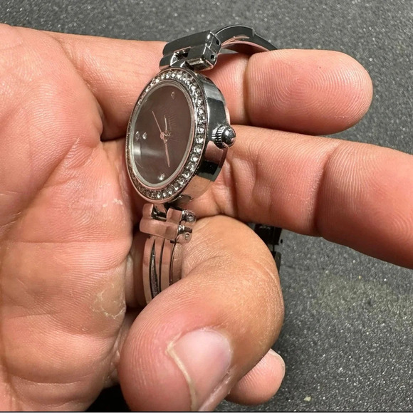 Ladies quartz silver tone diamond accent wrist watch working with new battery - Picture 2 of 10